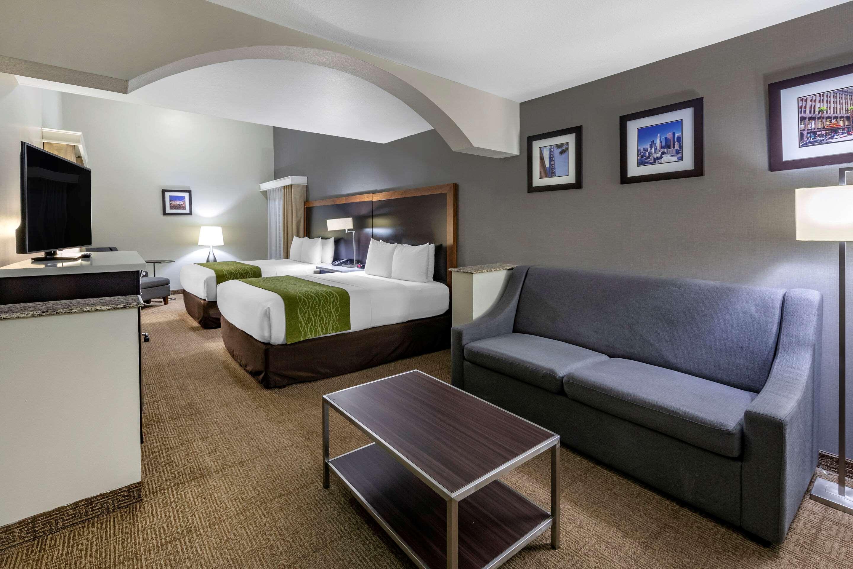 Comfort Inn & Suites Near Universal - North Hollywood - Burbank Los Angeles Exterior photo