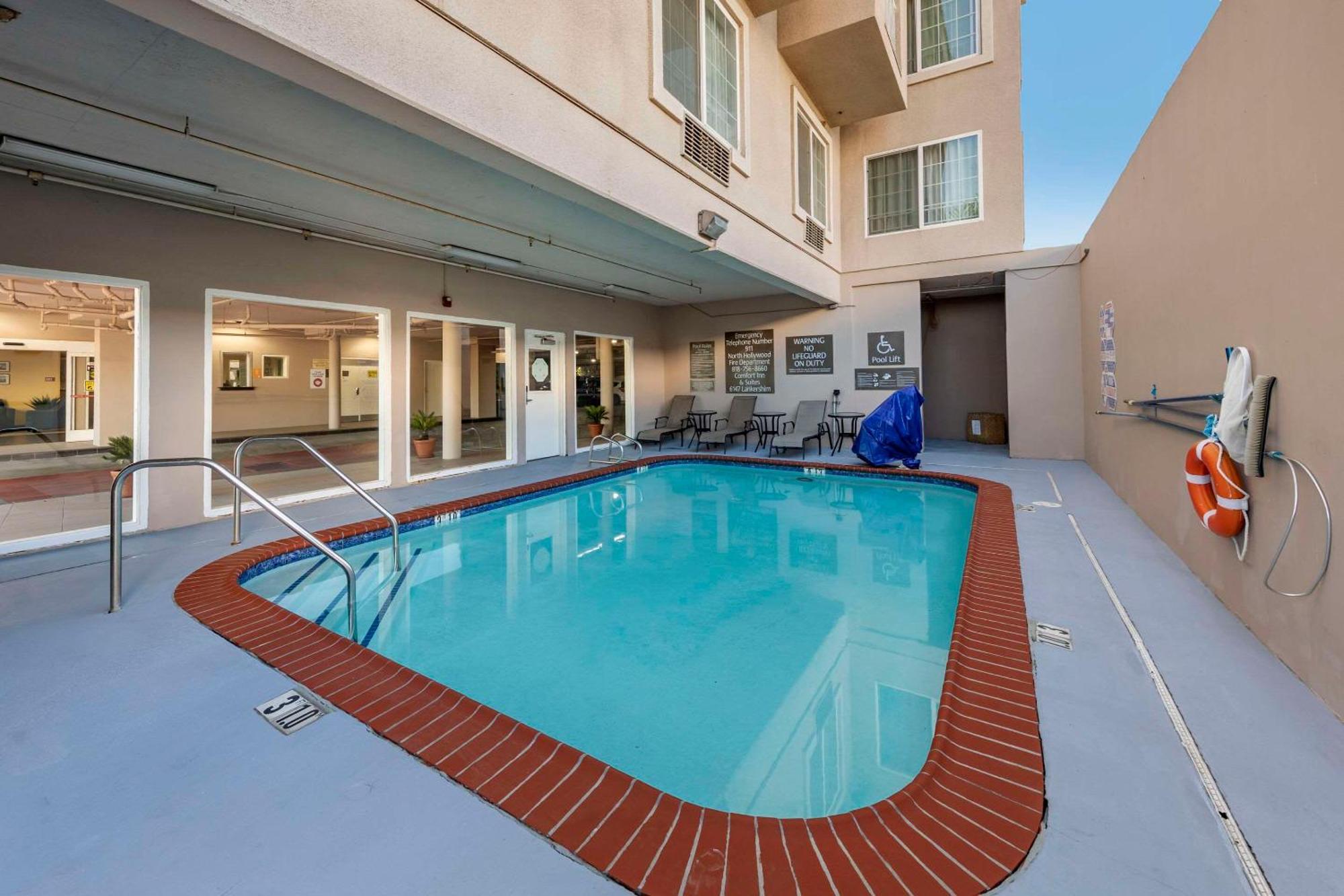 Comfort Inn & Suites Near Universal - N Hollywood - Burbank Los Angeles Exterior photo